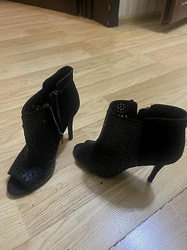 lova batinka: Qadın açıq burunlu qara botlar - Model: ayaq biləyi uzunluğunda — 2