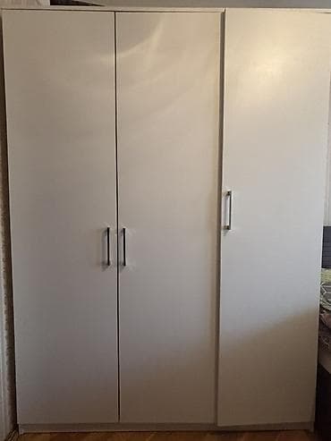 Ağ rəngli üçqapılı qarderob şkaf - Minimalist dizayn, düz fasadlar və — 1