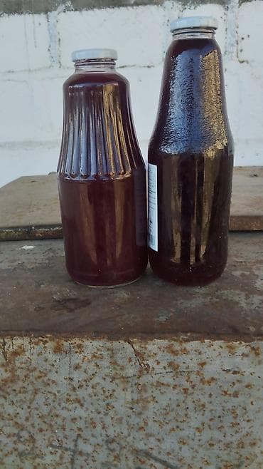 Şirniyyat məhsulları: Tünd qırmızı rəngdə iki şüşə butulkada şirə. Butulkaların biri — 1