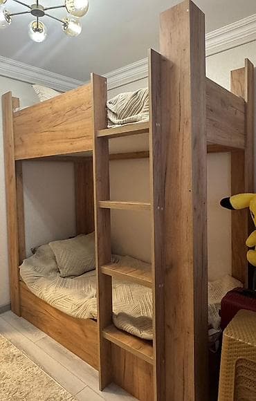 İki mərtəbəli taxta çarpayı - Material: isti tonlarda təbii ağac