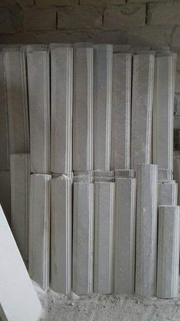 балясины из камня: Ağ rəngli, müxtəlif formalı və ölçülü dəmir-beton sütunlar. Bu — 49