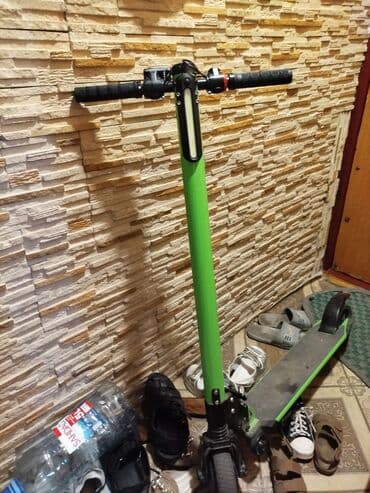 hoverboard qiymeti bakida: Bu elektrikli skuter əsasən yaşıl rəngli gövdəyə malikdir. Qara sükan — 1