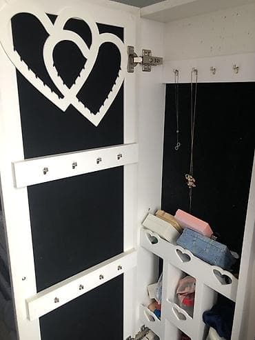 konputer masası: Ağ rəngdə, sərbəst dayanan güzgülü zərgərlik şkafı - Ön hissə tam — 2