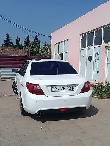 xrom diski: Ağ rəngli sedan, geniş kuzovlu və tam vizual tüninqli. Xüsusiyyətlər — 6