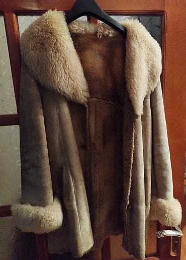 Qadın kürkü – təbii qoyun dərisi (şerling) - Rəng: açıq-bej/boz