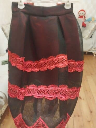 velür qadın kostyumları: Qırmızı geyim dəsti - Paltar: Qısaqol, V-yaxa, dizə yaxın uzunluqda — 1