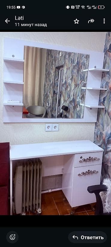 ikinci el stol: Ağ rəngdə makiyaj/saç ustası masası və böyük divar güzgüsü dəsti. - — 1
