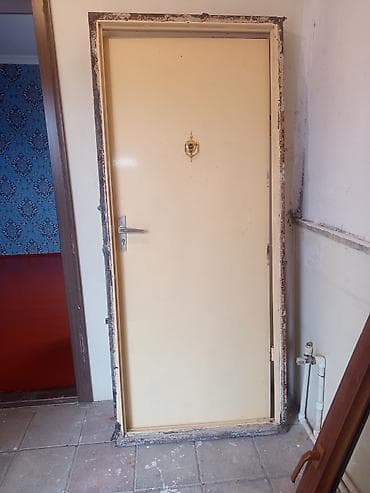 qapi ve pencere: Seyf qapı iki üzlü,içi dolu əla vəziyyətdə,Zamoku və zapas açarları — 1