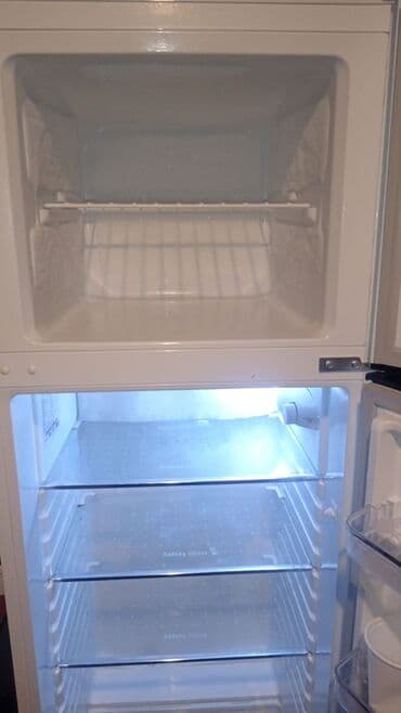 İkiqapılı soyuducu - Yuxarıda dondurucu bölməsi: səviyyəli tel rəfli