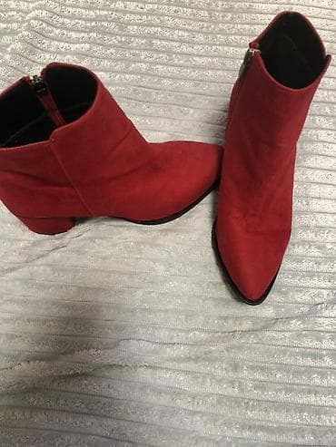 Qırmızı qadın qısa çəkmələri - Rəng: parlaq qırmızı - Model: qısa