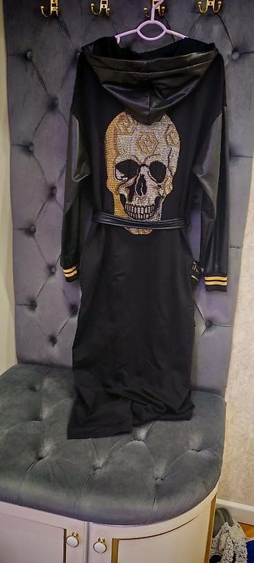 Kişi ayaqqabıları: Qara uzun kardiqan/xalat – kapüşonlu, kəmərlidir. Dizayn: arxa hissədə — 2