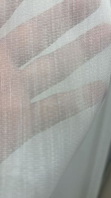 ağ tül perde: Zərif, ağ rəngli tül pərdə. Otağa incəlik və yüngüllük gətirir — 14