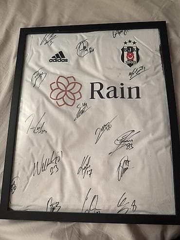 Çərçivəli Beşiktaş JK 2023/24 ev forması (Adidas), üzərində komanda