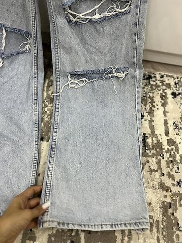 Cinslər: Məhsul: Açıq mavi, yuyulmuş effektli, “ripped” detallı düz kəsim cins — 3