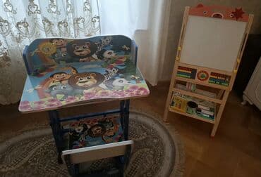 divarda kitab refleri: Oğlan və qız üçün, İşlənmiş, Yazı masası — 5