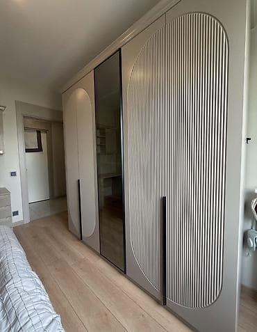 boyuk dolablar: Müasir dizaynlı 4 qapılı qarderob - Rəng: Açıq boz, şaquli relyef — 3