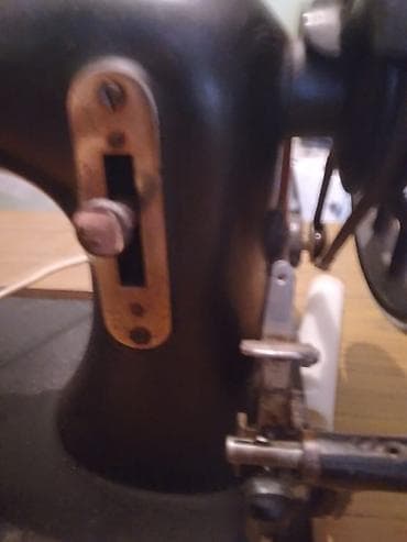 su ile işleyen kondisioner: Klassik mexaniki tikiş maşını – sənaye tipli, masaya quraşdırılmış — 3