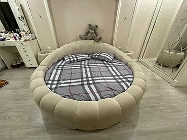 dəsti: Dairəvi dizaynlı yumşaq çarpayı və uyğun tumbalar dəsti - Forma — 1