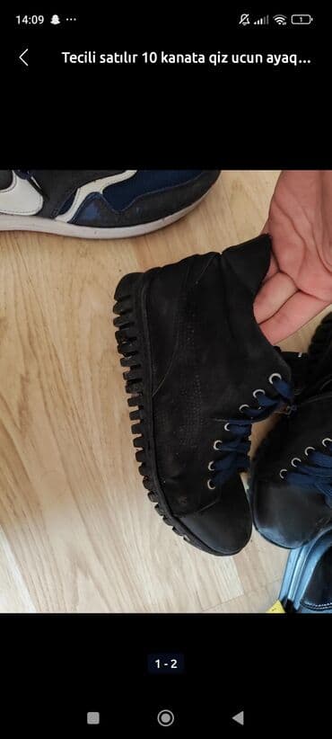 Qızlar üçün nəzərdə tutulmuş qara rəngli botlar. Bu botlar qış