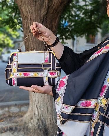 chopard sep: Qadın üçün zərif çanta - Dizayn: Qara-ağ zolaqlı fon üzərində qızılı — 2