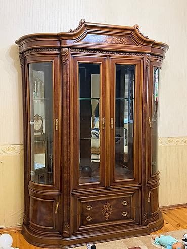 Klassik üslubda taxta vitrin-bufet - Material: bərk ağac karkas
