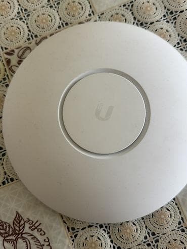 modem tenda: Ubiquiti UniFi AP (dairəvi tavan/duvar montajlı access point) + PoE — 2