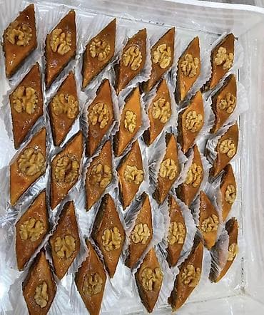 Şirniyyat assortimenti: - Bakı paxlavası və Türk paxlavasi: Hər dilim