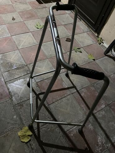 Yürümə çərçivəsi (walker) - Material: yüngül, möhkəm metal karkas -