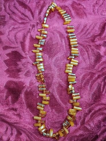 Bal rəngli muncuq boyunbağı - Material: oval və silindrik formalı