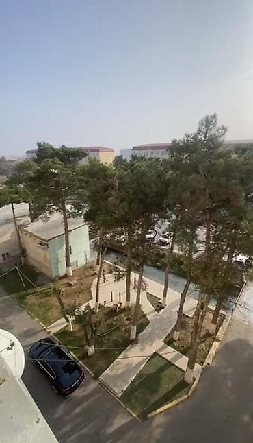 ağ şəhərdə evlərin satışı: Satılır: 3 otaqlı mənzil + mətbəx + 2 eyvan(balkon) Ponarama Mənzərə — 10