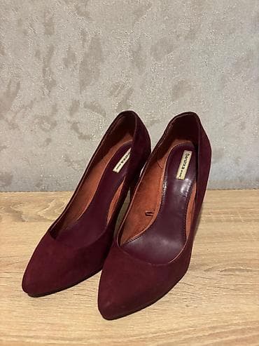 botinki: Qadın üçün bordo stiletto

- Material: zamuj
38 numara — 3