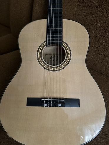 gitara balaca: Klassik gitara – 4/4 ölçü - Korpus: parlaq açıq rəngli üst lövhə — 2