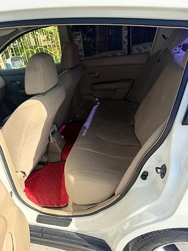 vito satışı: Nissan Tiida, ağ rəngli, 4 qapılı hetçbek/sedan sinfi. Texniki və — 4