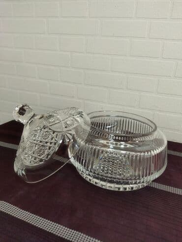 servant qablari: Çexiya xrustalı. Yenidir. Servantda saxlanılıb — 2