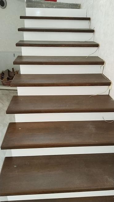 Ağ karkas üzərində tünd qəhvəyi ağac pilləkənlər - Material: küt ağac — 4