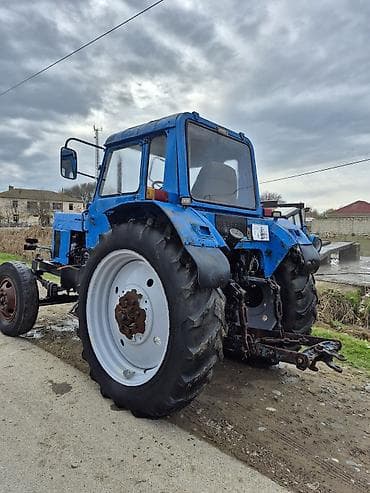 Belarus traktoru (MTZ seriyası) - Korpus: Kabinəli, mavi rəngli