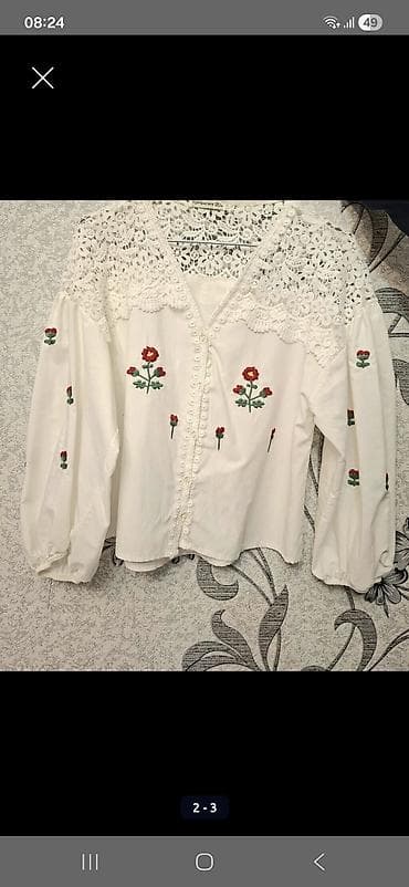 Ağ rəngli qadın köynəyi/bluz. Üst hissədə nazik krujeva (qipür)