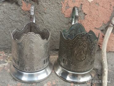 novruz bezeyi: Dekorativ bəzəkli iki ədəd metal stəkan altlığı. Hər bir altlıq — 1