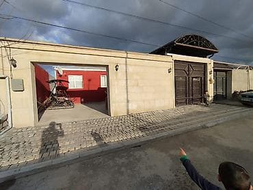 gencede ev: Satılır: həyət evi - Daş hasarlı, dəmir darvazalı həyət. Ön hissədə — 1