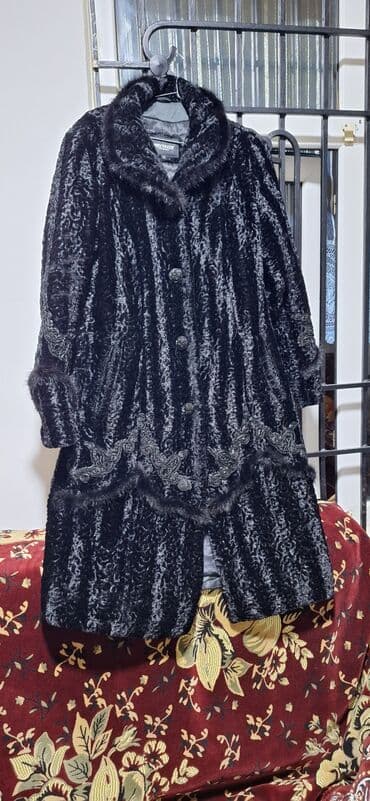 qadınlar üçün qara qonur tülkü xəzindən papaq: Qara rəngdə zərif xəz palto - Material: qıvrım teksturalı xəz — 1