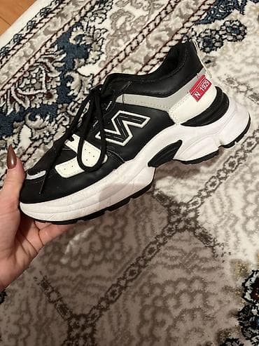orginal saatlar: 25 azn alınıb Geyinilib Qara-ağ rəngli idman ayaqqabısı - Model — 1