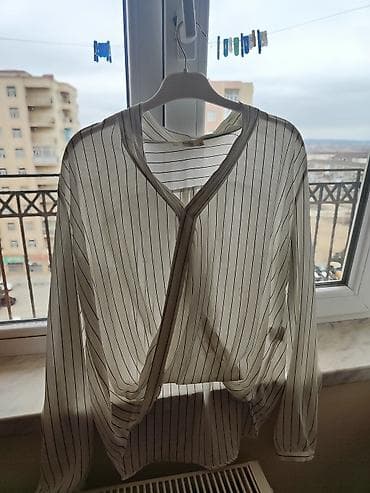 Alt paltarı: Şeritli qadın bluz - Rəng: ağ üzərində nazik qara şaquli zolaqlar - — 3