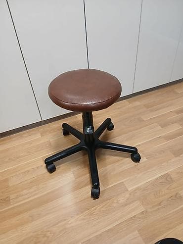 Döner taburet – tənzimlənən hündürlüklü, təkərli model