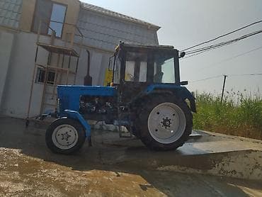 Mavi rəngli təkərli kənd təsərrüfatı traktoru. Texniki xüsusiyyətlər — 2