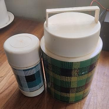 saat gence: Vintage məişət əşyaları dəsti - 2 ədəd termos: biri iri, üstündə — 1