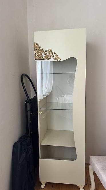 Şüşə vitrinin dolabı - Rəng: krem - Üslub: klassik, yuxarı hissədə