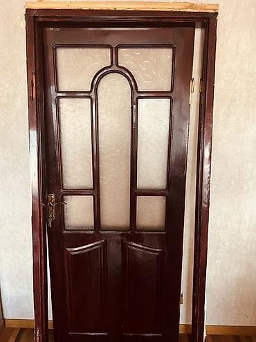 Şüşəli taxta otaq qapısı - Material: cilalanmış tünd qəhvəyi (maun