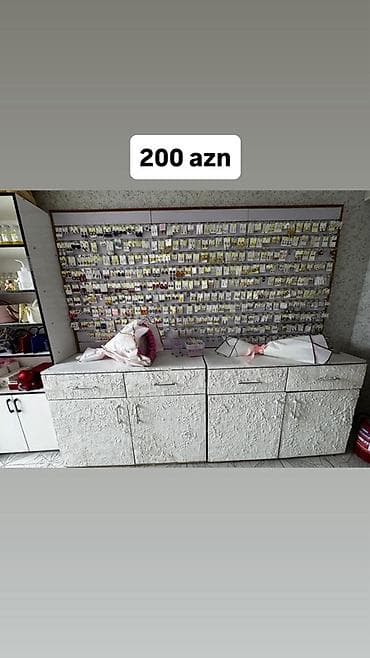 Hazır biznes: Mağaza avadanlıqları satılır: - Eynək vitrini – 90 AZN. Döner stend — 4