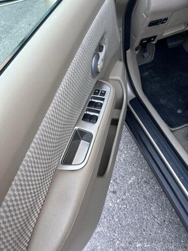 nissan teana 2000: Nissan Tiida, qızılı/bej rəng, hetçbek gövdə. Texniki və dizayn — 4