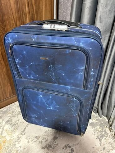 Böyük ölçülü səyahət çamadanı - Rəng və dizayn: Göy fon üzərində